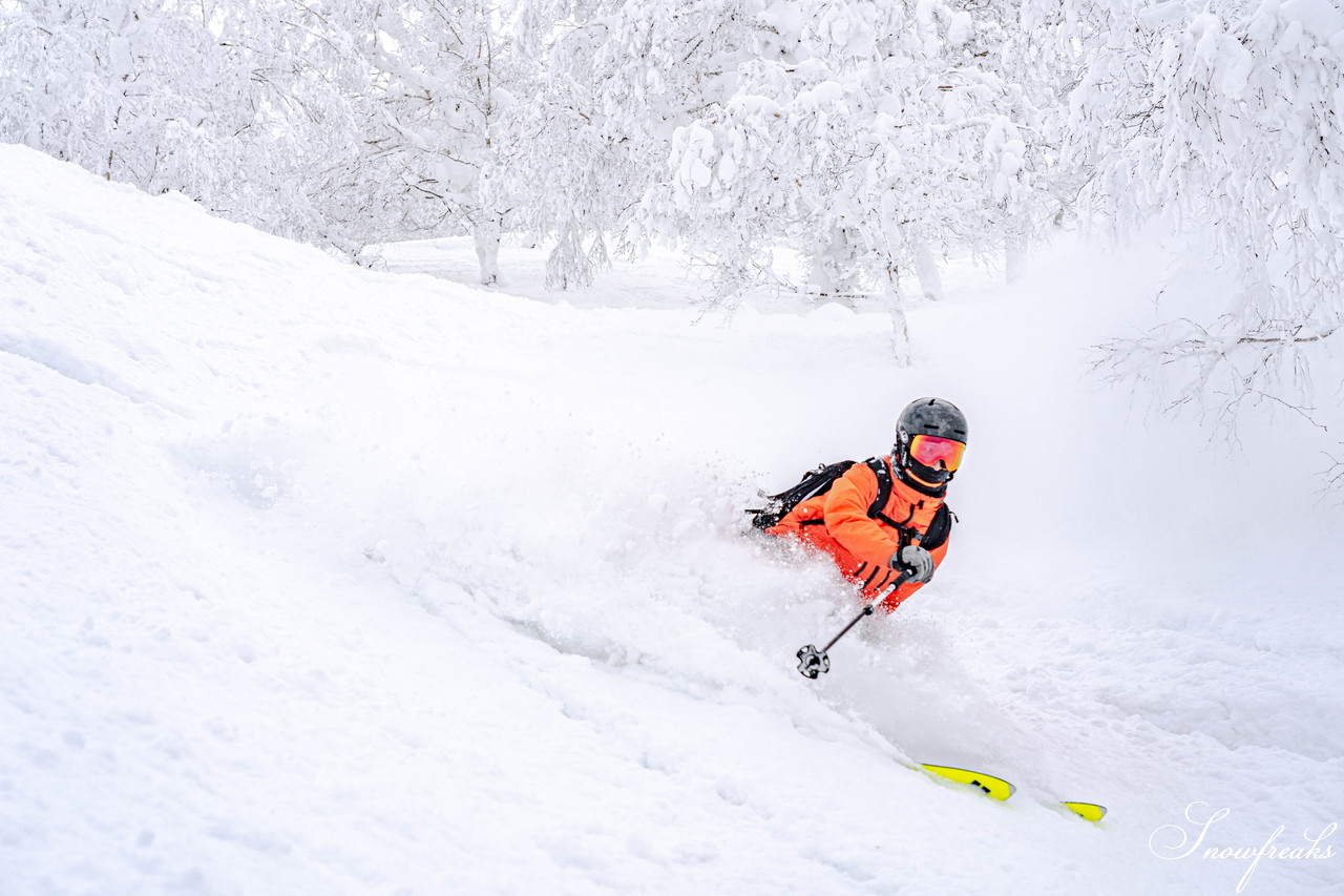 ルスツリゾート　2日間の吹雪の後の青空。たっぷり新雪が降り積もった樹氷林の中を滑る！